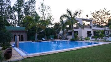 2 piscine all'aperto, una piscina con cascata