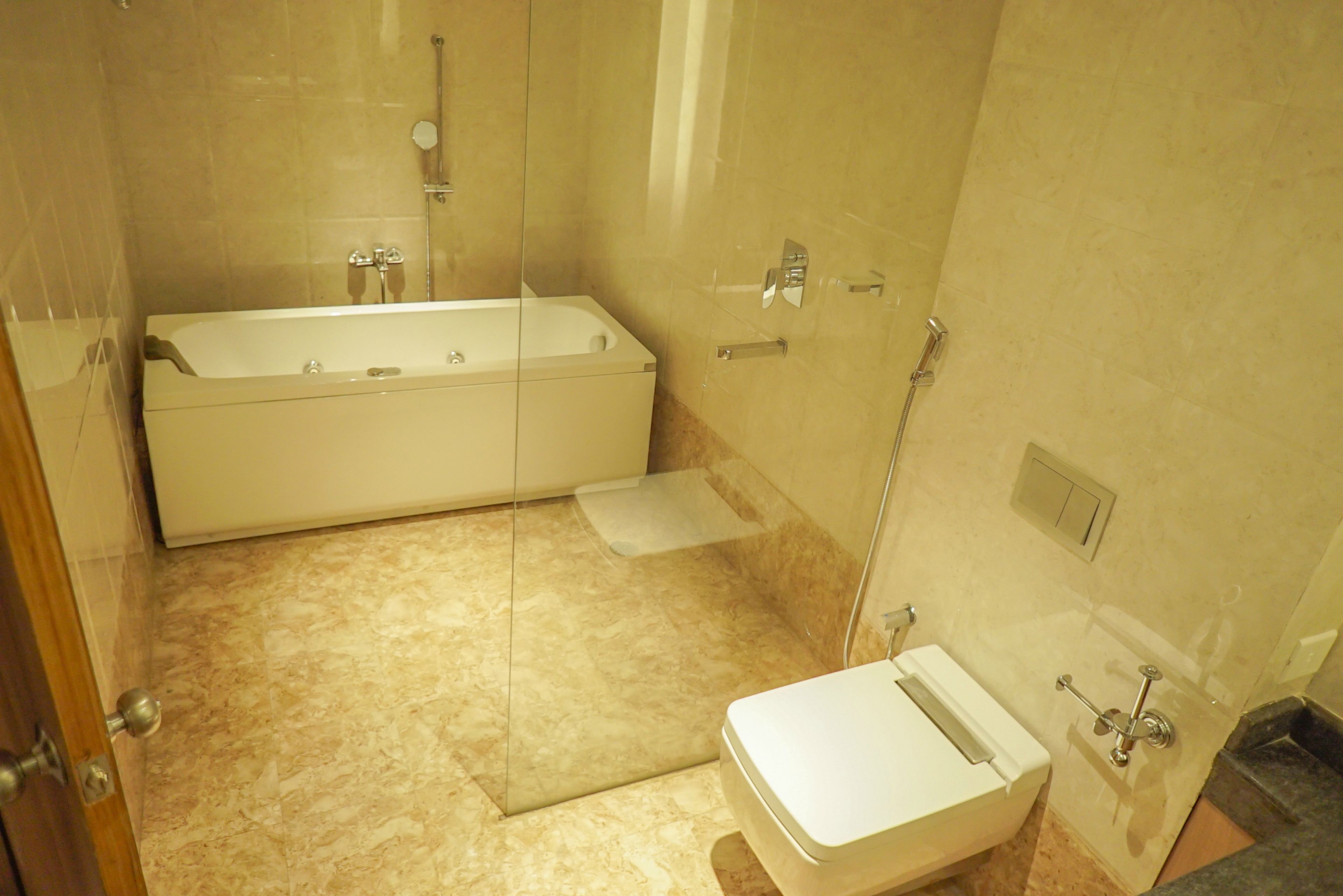 executive suite | bathroom | free toiletries, towels