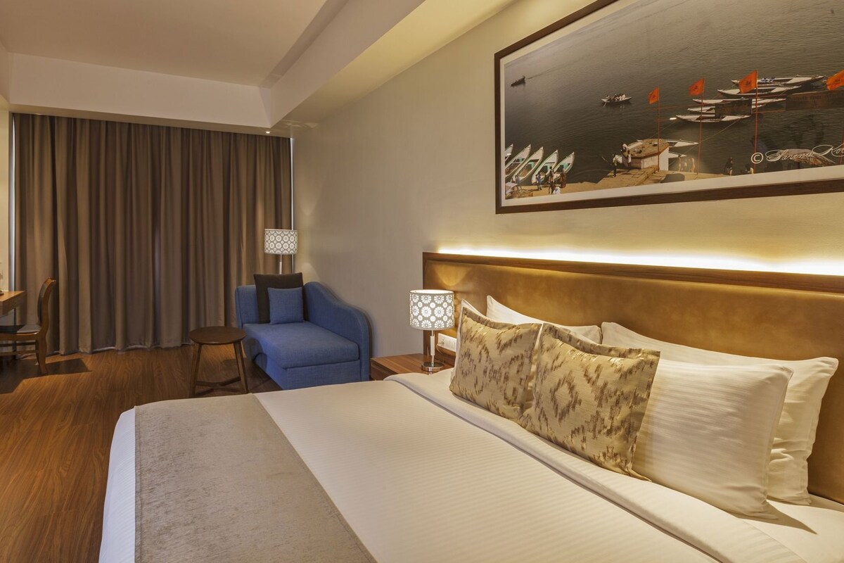 Premium bedding, in-room safe, desk, iron/ironing board