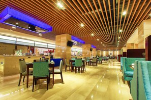 2 restaurants, breakfast served