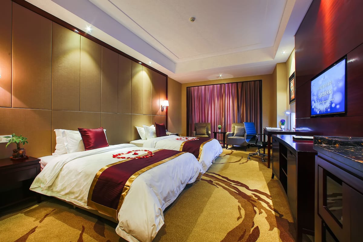 Deluxe Twin Room | Bar mini, peti besi dalam bilik, meja, langsir/tirai gelap terus