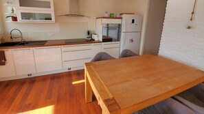 Réfrigérateur, four, plaque de cuisson, lave-vaisselle