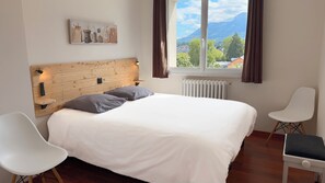 2 bedrooms, desk, iron/ironing board, free WiFi