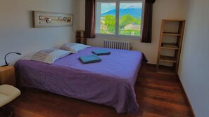 2 bedrooms, desk, iron/ironing board, free WiFi