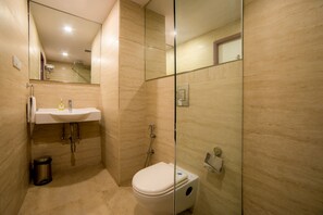 Shower, free toiletries, towels - Hotel Mint Downtown (Bengaluru)