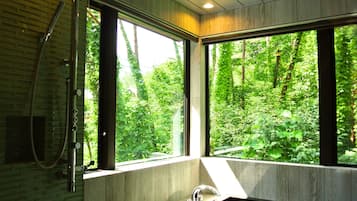 Superior suite, niet-roken, uitzicht op bergen (with kitchen) | Badkamervoorzieningen | Een aparte badkuip en douche, een regendouche, gratis toiletartikelen