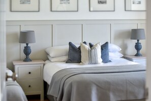 6 bedrooms, iron/ironing board, WiFi, bed sheets - Tŷ Carmel - Carmel House has breathtaking mountain views, hot tub & wood burner! (Llanerchymedd)