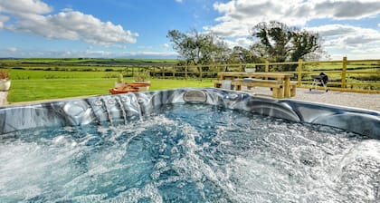 Tŷ Carmel - Carmel House has breathtaking mountain views, hot tub & wood burner!