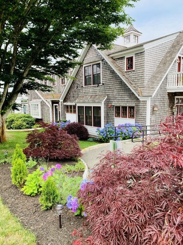 Walk to Chatham Main St., boutiques, restaurants, galleries, and nightlife!