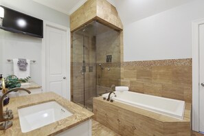 Combined shower/bathtub, jetted bath, hair dryer, towels - Modern Tudor with Pool & Backyard Oasis on the M Streets in the Heart of Dallas (Dallas)