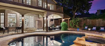 Tudor moderno nel cuore di Dallas con Backyard Oasis