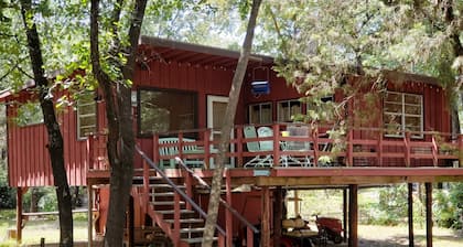 Treehouse Cabin/ Beach and Lake Access