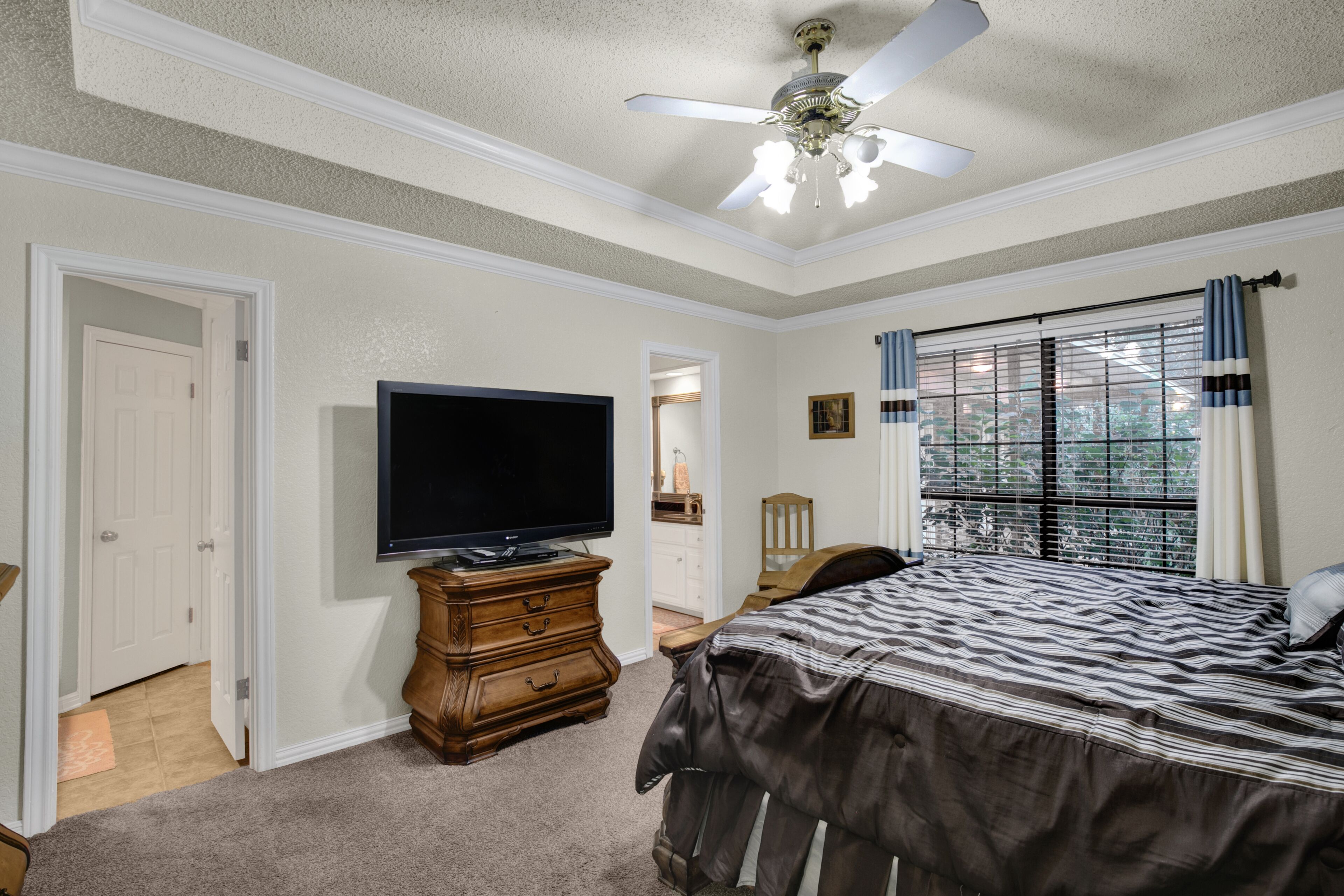 4 bedrooms, desk, iron/ironing board, travel crib