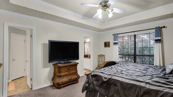 4 bedrooms, desk, iron/ironing board, travel crib
