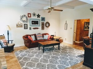 テレビ、暖炉、DVD プレーヤー、書庫