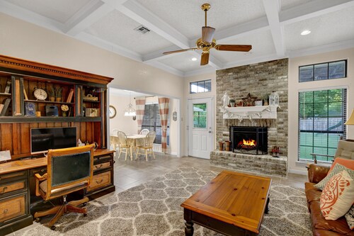 Relaxing 4-Bdrm, 3-Bath home near Waco, Texas with Quick Access to Interstate 35