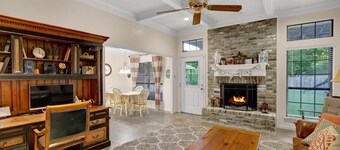 Relaxing 4-Bdrm, 3-Bath home near Waco, Texas with Quick Access to Interstate 35