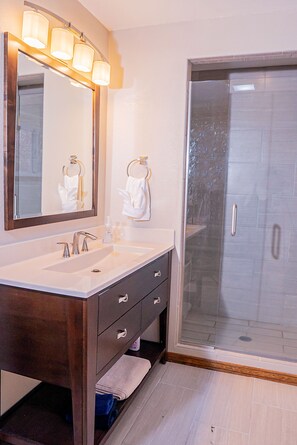 Combined shower/bathtub, hair dryer, towels, soap - Hot tub Family Get Away! HUGE wrap around deck for all your entertaining! #3563 (Estes Park)
