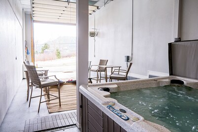 Hot tub Family Get Away! HUGE wrap around deck for all your entertaining! #3563