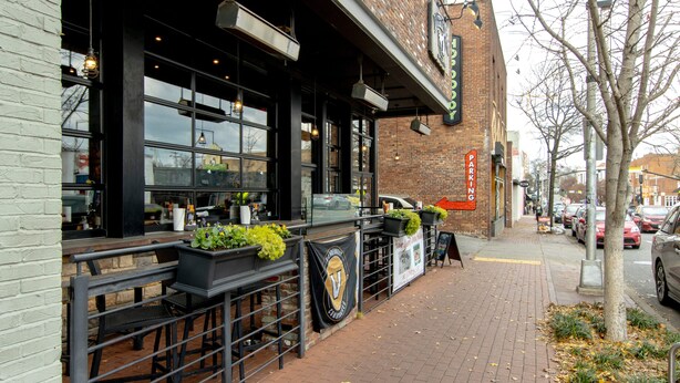A restaurant with outdoor seating, a brick facade, and a signboard. - The Kearney♥Accessibility Features♥Free Parking/W+D/Family Friendly/Ensuites (Nashville)