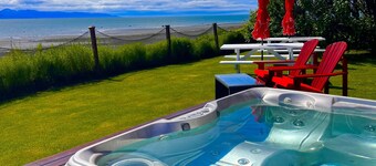 Oceanfront Bungaloo with Communal Hot Tub