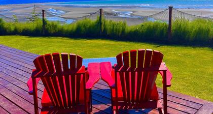 Oceanfront Bungaloo with Communal Hot Tub