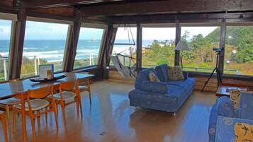 Fernseher, Kamin, Bücher, Stereoanlage