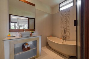 Quarto superior, 1 cama de casal ou 2 camas de solteiro | Banheiro | Chuveiro/banheira combinados, chuveiro com efeito de chuva