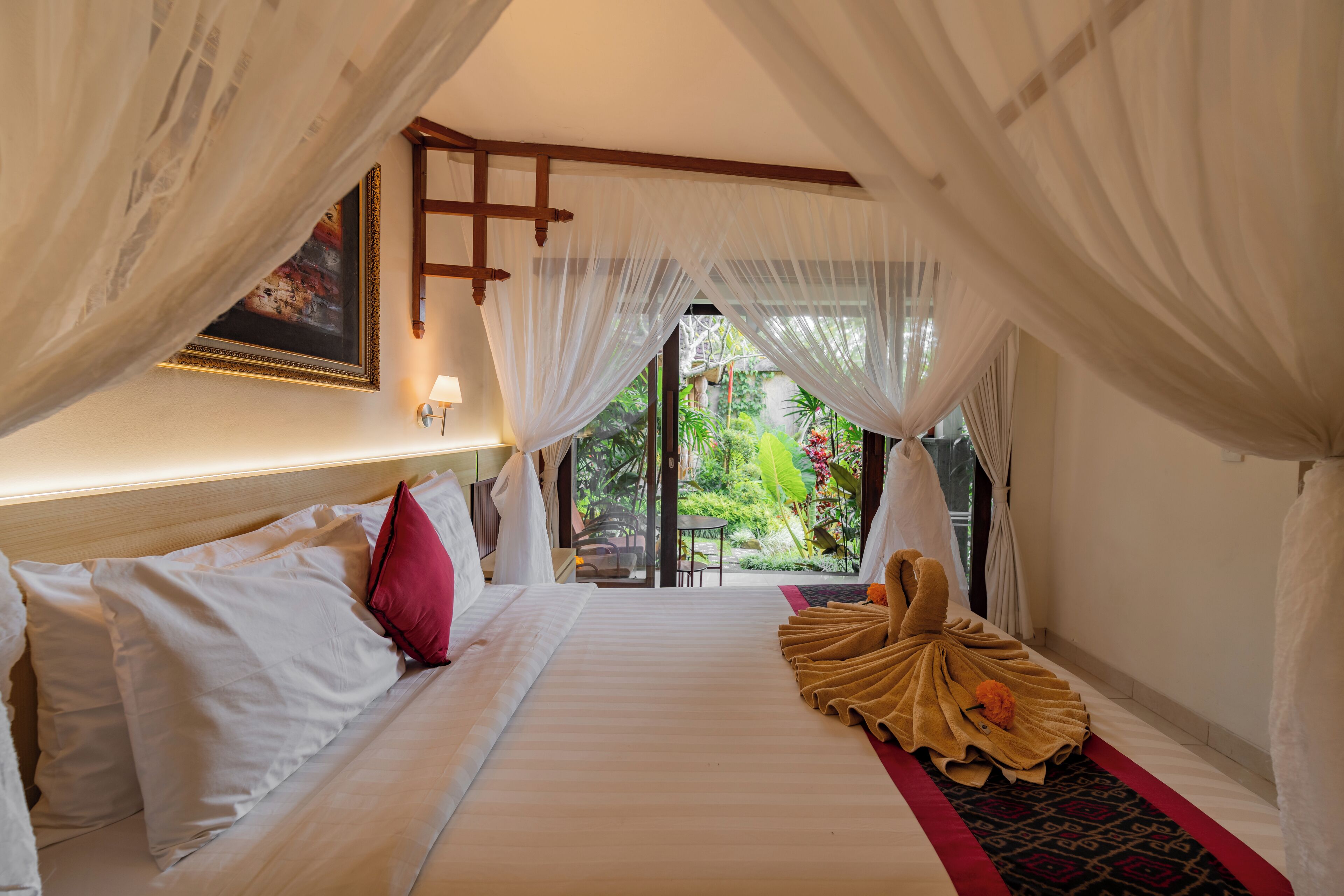 Kahden hengen deluxe-huone, 1 makuuhuone, näköala uima-altaalle, pohjakerroksessa | Minibaari, tallelokero huoneessa, työpöytä, ilmainen Wi-Fi