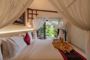 Deluxe Tek Büyük Yataklı Oda, 1 Yatak Odası, Havuz Manzaralı, Zemin Kat | Minibar, odada kasa, masa, ücretsiz kablosuz İnternet