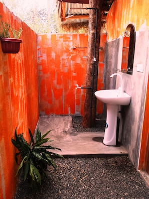 Shower, free toiletries, towels - Greenwood Udawalawa Safari Resort (Udawalawa)