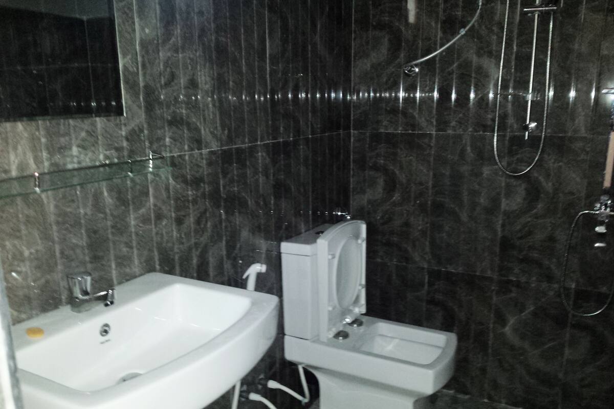 Luxury Villa, 1 Bedroom, Lake View, Lakeside | Bathroom | Shower, free toiletries, towels