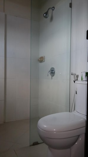 Shower, free toiletries, towels - Desak Putu Putra Homestay (Ubud)