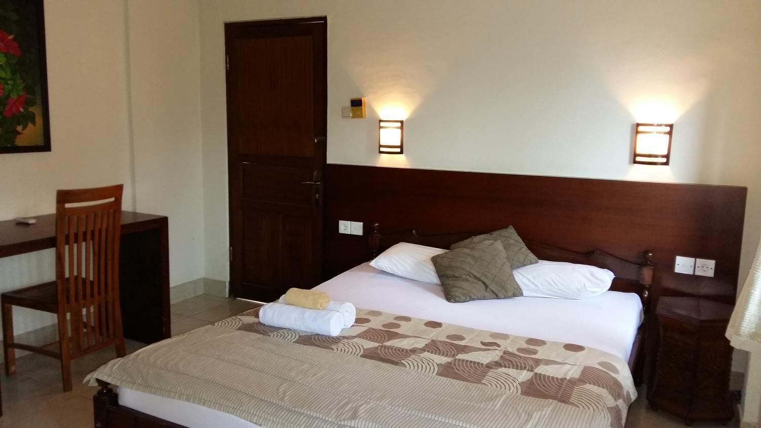 Desk, free WiFi, bed sheets