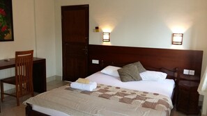 デスク、WiFi (無料)、ベッドシーツ