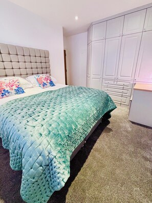 2 bedrooms, desk, iron/ironing board, travel cot - Luxury Apartment, Sea Views, Balcony, Swimming Pool, Spa, Gym, Parking & Wifi (Saint Ives)