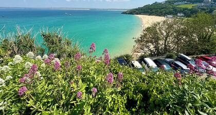 Luxury Apartment, Sea Views, Balcony, Swimming Pool, Spa, Gym, Parking & Wifi