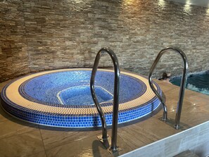 Indoor pool, a heated pool - Luxury Apartment, Sea Views, Balcony, Swimming Pool, Spa, Gym, Parking & Wifi (Saint Ives)