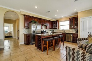 Microwave, oven, stovetop, dishwasher - +++Fall reduced rates.  Last minute travel 89 dollar nightly rate! ++ (Freeport)