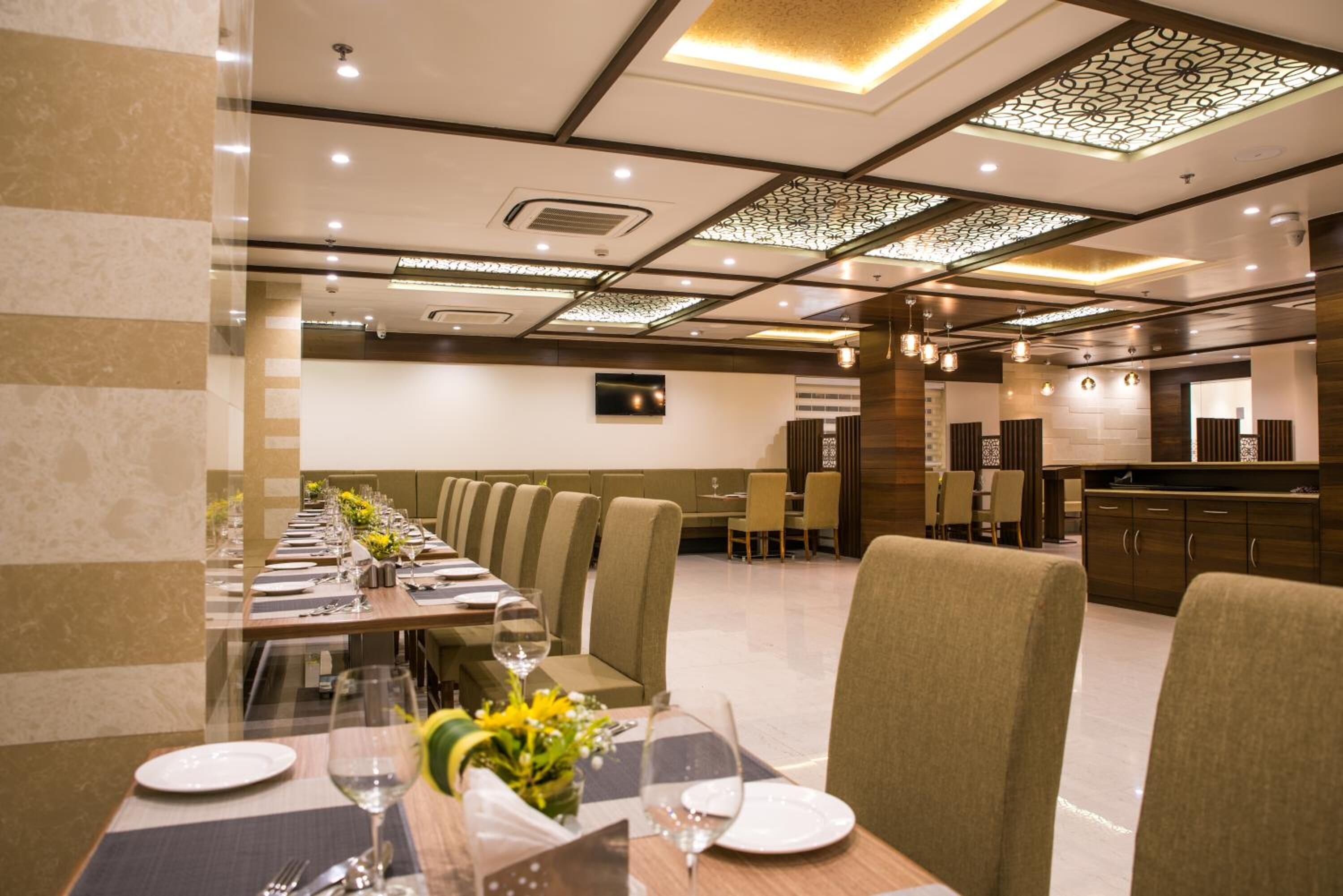 breakfast, lunch, dinner served; international cuisine