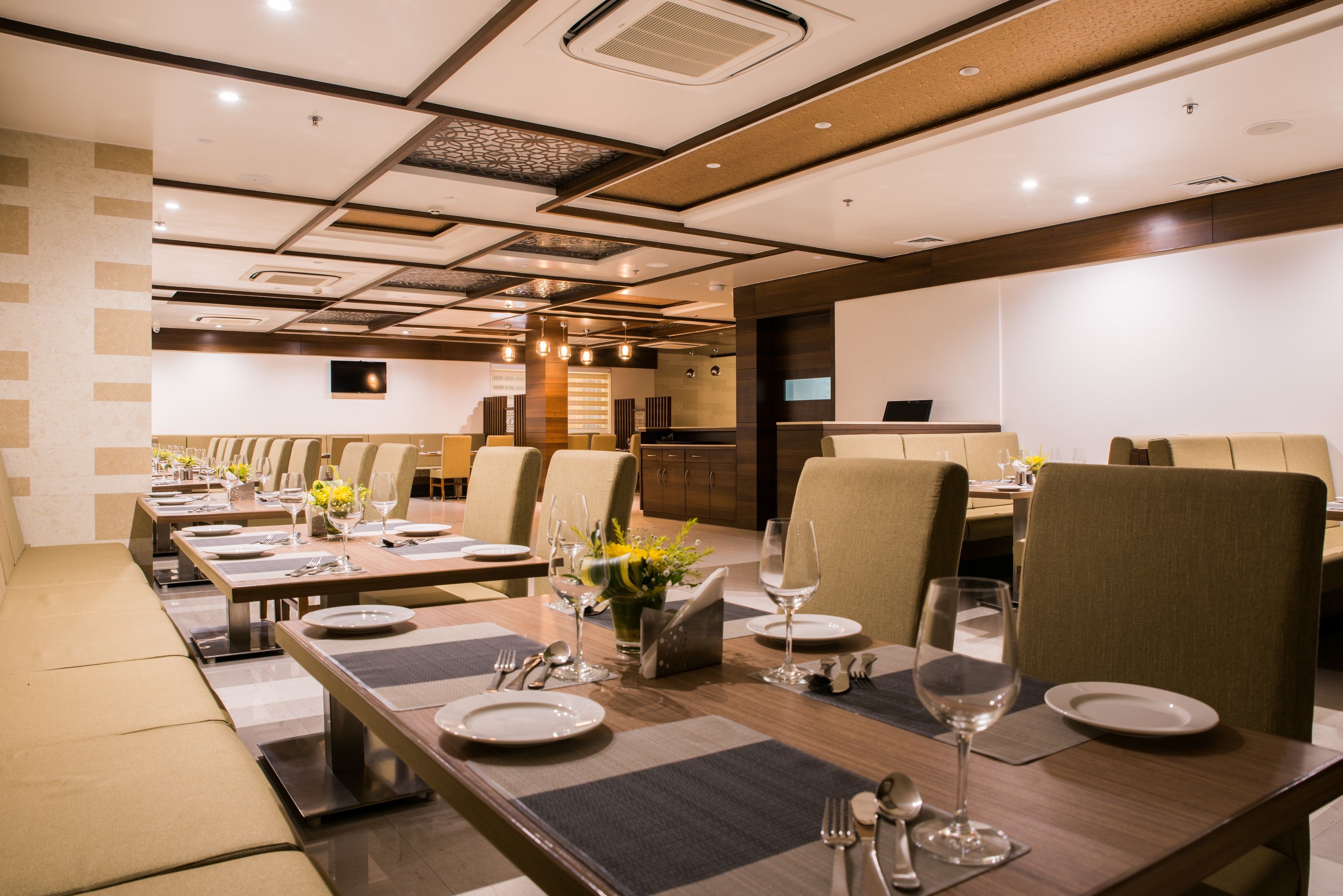 breakfast, lunch, dinner served; international cuisine