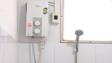 Standard Double Room | Bathroom shower