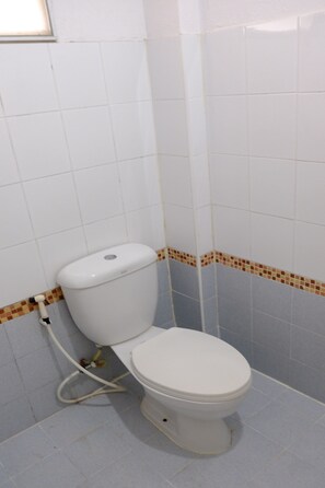 Habitación doble estándar | Baño | Regadera, amenidades de baño gratuitas, toallas 