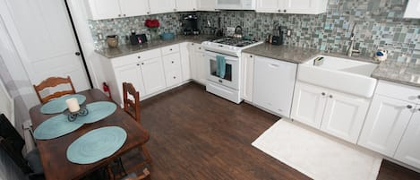 ثلاجة، ميكروويف، فرن، موقد طهي مسطح