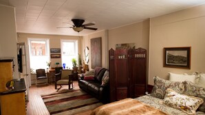 Ein gemütliches Wohnzimmer mit Kamin, Sofa, Couchtisch und Bücherregal.