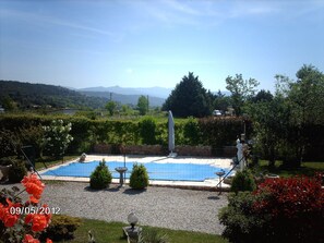 A garden with a pool, surrounded by greenery and a view of distant mountains. - ROOM 13 M2 INDEPENDENT ENTRY (Régusse)