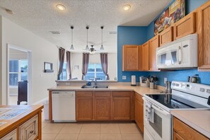 Geladeira, micro-ondas, cooktop, lava-louças