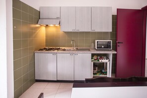 KĂŒhlschrank, Mikrowelle, Ofen, Herdplatte