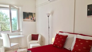 Une chambre avec un grand lit, un bureau et une chaise.
