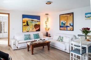 Télévision, lecteur de DVD, livres, chaîne hi-fi